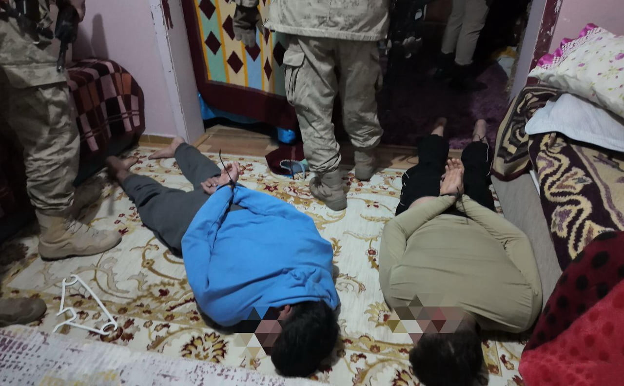 YOZGAT'TA DEAŞ TERÖR ÖRGÜTÜNE YÖNELİK DÜZENLENEN OPERASYONDA GÖZALTINA ALINAN 5 ŞÜPHELİDEN 3'Ü...