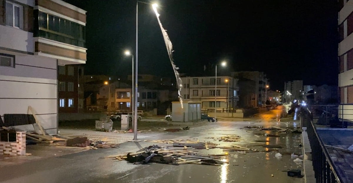 Yozgat'ta etkili olan kuvvetli rüzgar nedeniyle bazı binaların çatıları uçtu, ağaçlar...