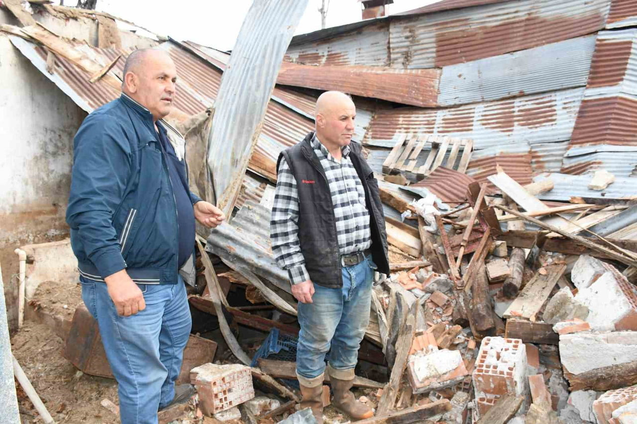 YOZGAT'TA ETKİLİ OLAN YAĞMUR SONRASI ÇATISI ÇÖKEN AHIRDAKİ BÜYÜKBAŞ HAYVANLAR AFAD EKİPLERİNİN...