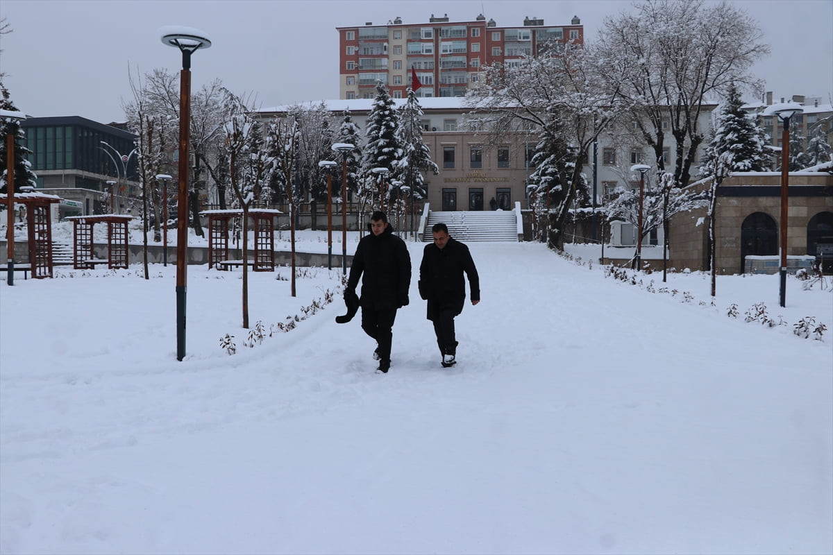 Yozgat'ta gece saatlerinde başlayan yağışın ardından yüksek kesimler, çatılar ve araçların üzeri...