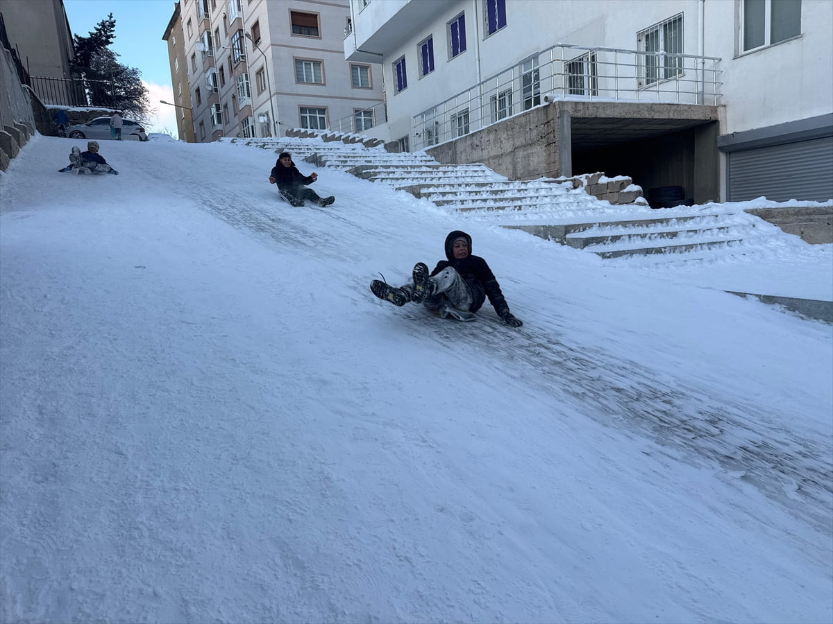 Yozgat'ta iki gündür aralıklarla süren kar yağışı nedeniyle eğitime ara verilmesini fırsat bilen...