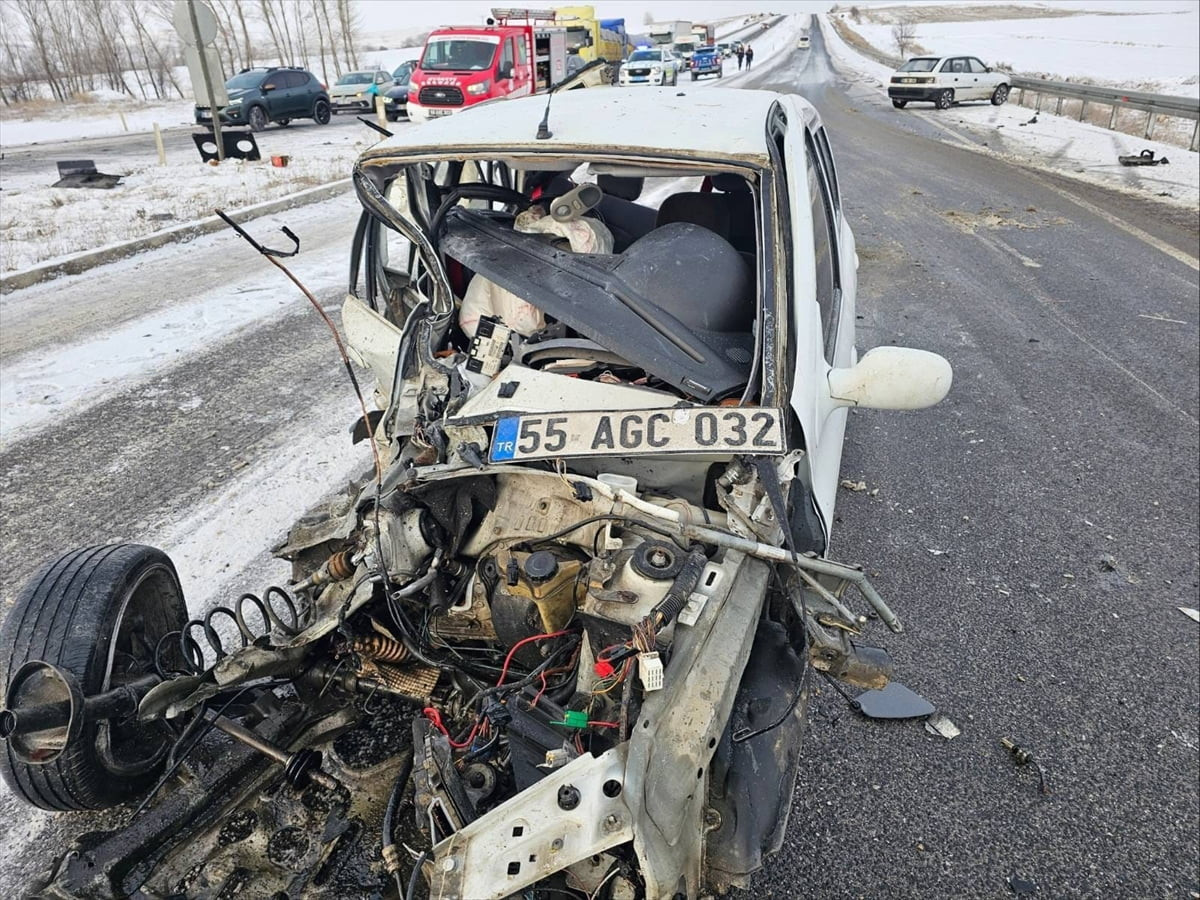 Yozgat'ta iki otomobil ile tırın karıştığı kazada yaralanan 1'i ağır 3 kişi hastaneye...