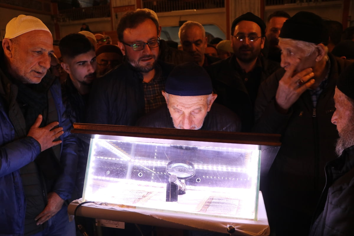 Yozgat'ta Kadir Gecesi dolayısıyla Sakal-ı Şerif ziyarete açıldı. Tarihi Çapanoğlu Büyük Camisi'ne...