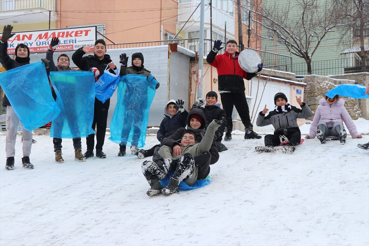  Yozgat'ta kar yağışı nedeniyle okulların tatil edilmesini fırsat bilen çocuklar, poşet ve...
