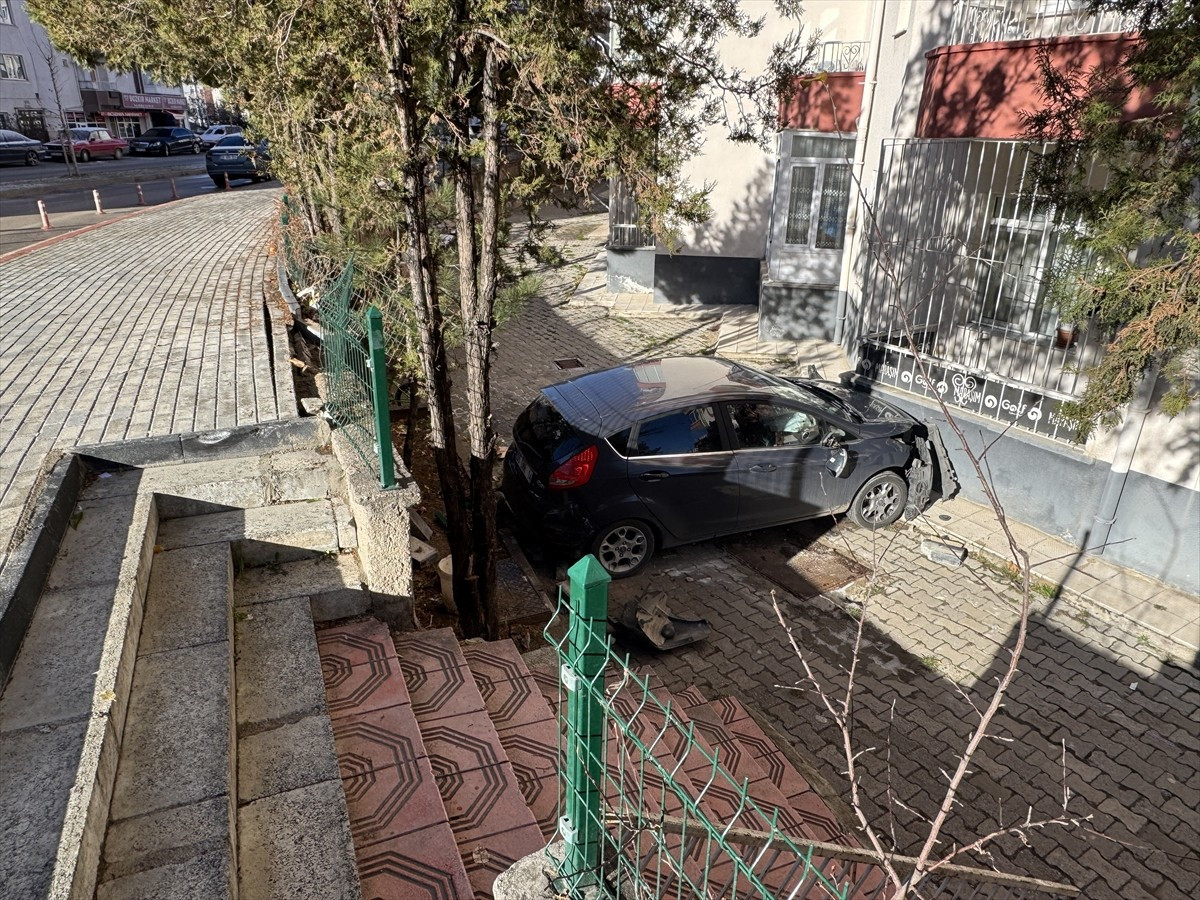  Yozgat'ta kontrolden çıkarak yaklaşık 2 metreden apartman bahçesine düşen otomobildeki 4 kişi...