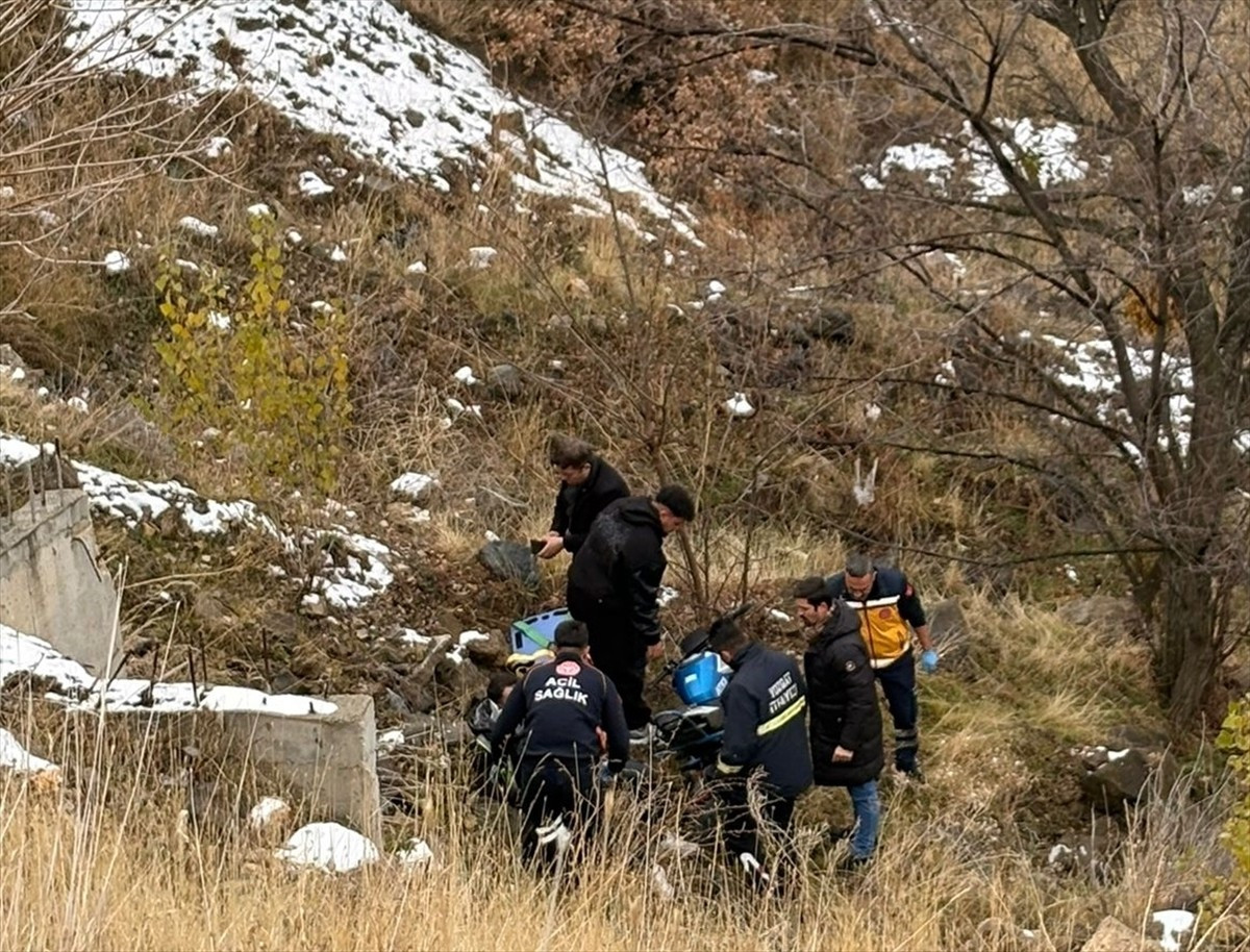 Yozgat'ta motosikletin şarampole devrilmesi sonucu yaralanan sürücü adayı, tedavi altına...