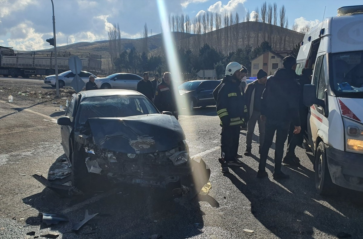 Yozgat'ta otomobil ile hafriyat kamyonunun çarpışması sonucu yaralanan 5 kişi hastaneye...