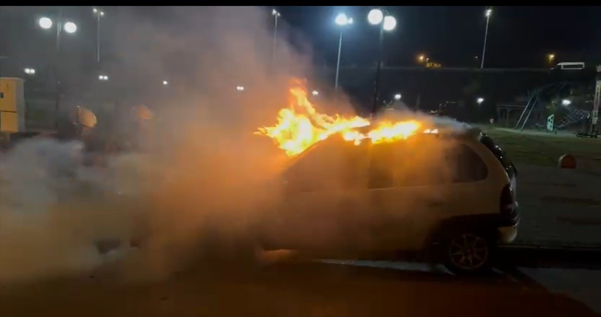 Yozgat'ta park halindeki bir otomobilde çıkan yangın, itfaiye ekiplerince söndürüldü.