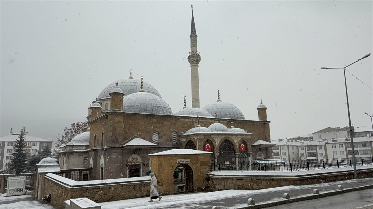  Yozgat'ta sabah saatlerinde kar yağışı etkili oldu. Kent merkezinde sabah saatlerinde başlayan...