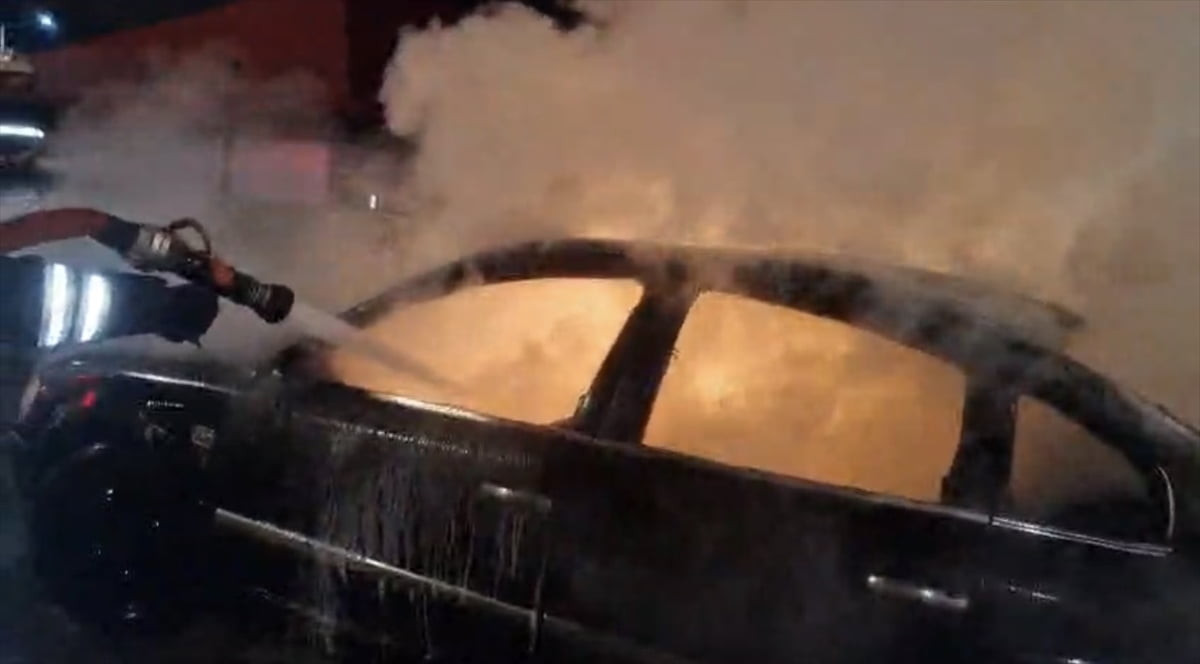  Yozgat'ta seyir halindeyken alev alan otomobil, kullanılamaz hale geldi.