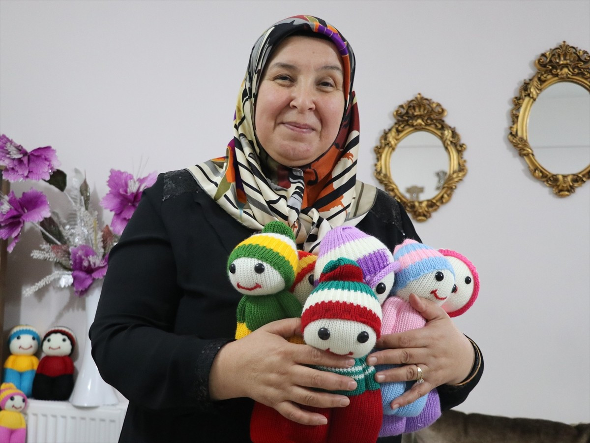 Yozgat'ta yaşayan 52 yaşındaki Zehra Bağcı, kendi imkanlarıyla ördüğü bebekleri hediye ederek...