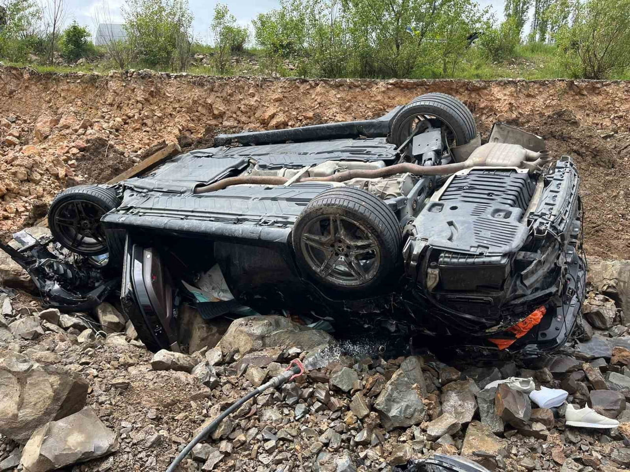 YOZGAT’IN AKDAĞMADENİ İLÇESİNDE MEYDANA GELEN KAZADA OTOMOBİL TAKLA ATTI.-