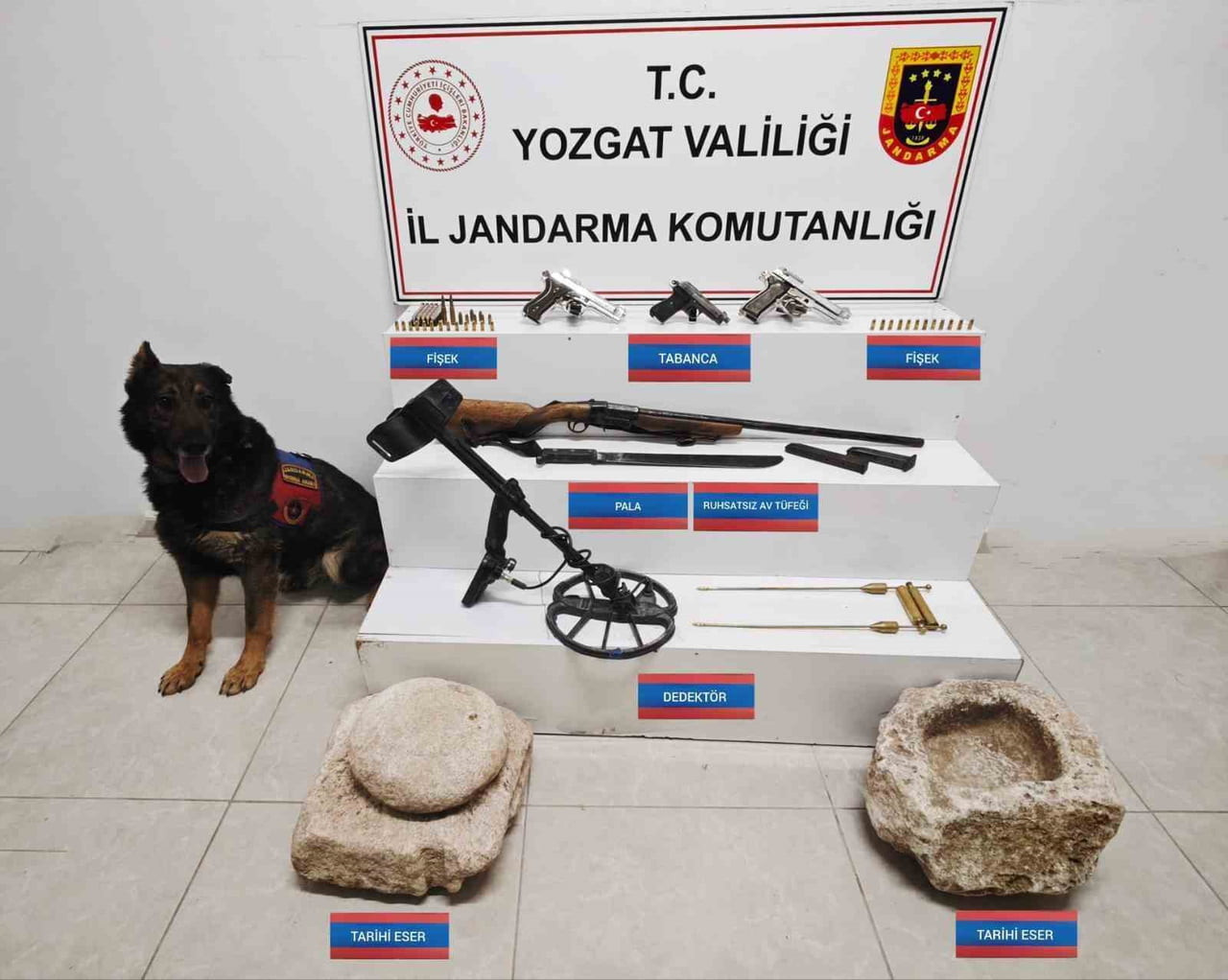 YOZGAT’IN BOĞAZLIYAN İLÇESİNDE TARİHİ ESER VE RUHSATSIZ SİLAHLAR ELE GEÇİRİLDİ.-