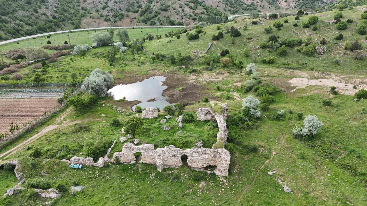 YOZGAT’IN SARAYKENT İLÇESİNDE BULUNAN ÇINÇINLI SULTAN HANI 8 ASIRDIR VARLIĞINI KORUYOR.