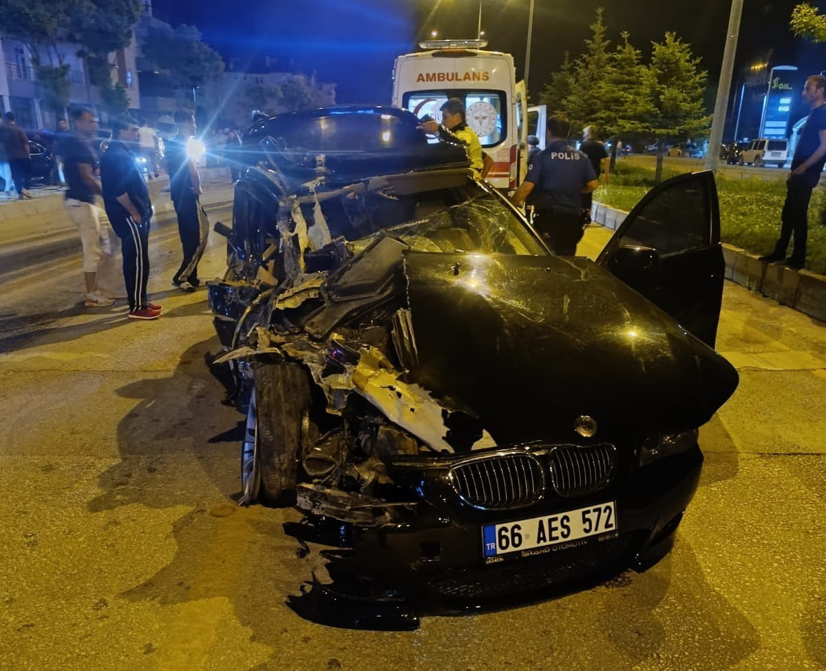 YOZGAT’IN SORGUN İLÇESİNDE MİNİBÜS VE OTOMOBİL ÇARPIŞTIĞI KAZADA 2 KİŞİ YARALANDI.