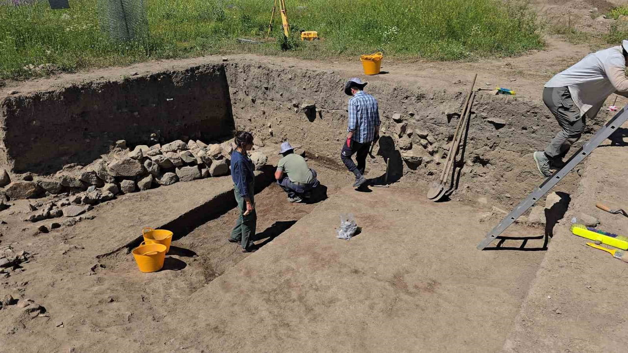 YOZGAT’IN SORGUN İLÇESİNE BAĞLI BÜYÜK TAŞLIK KÖYÜNDE SÜRDÜRÜLEN UŞAKLI HÖYÜK KAZILARINDA ESKİ...