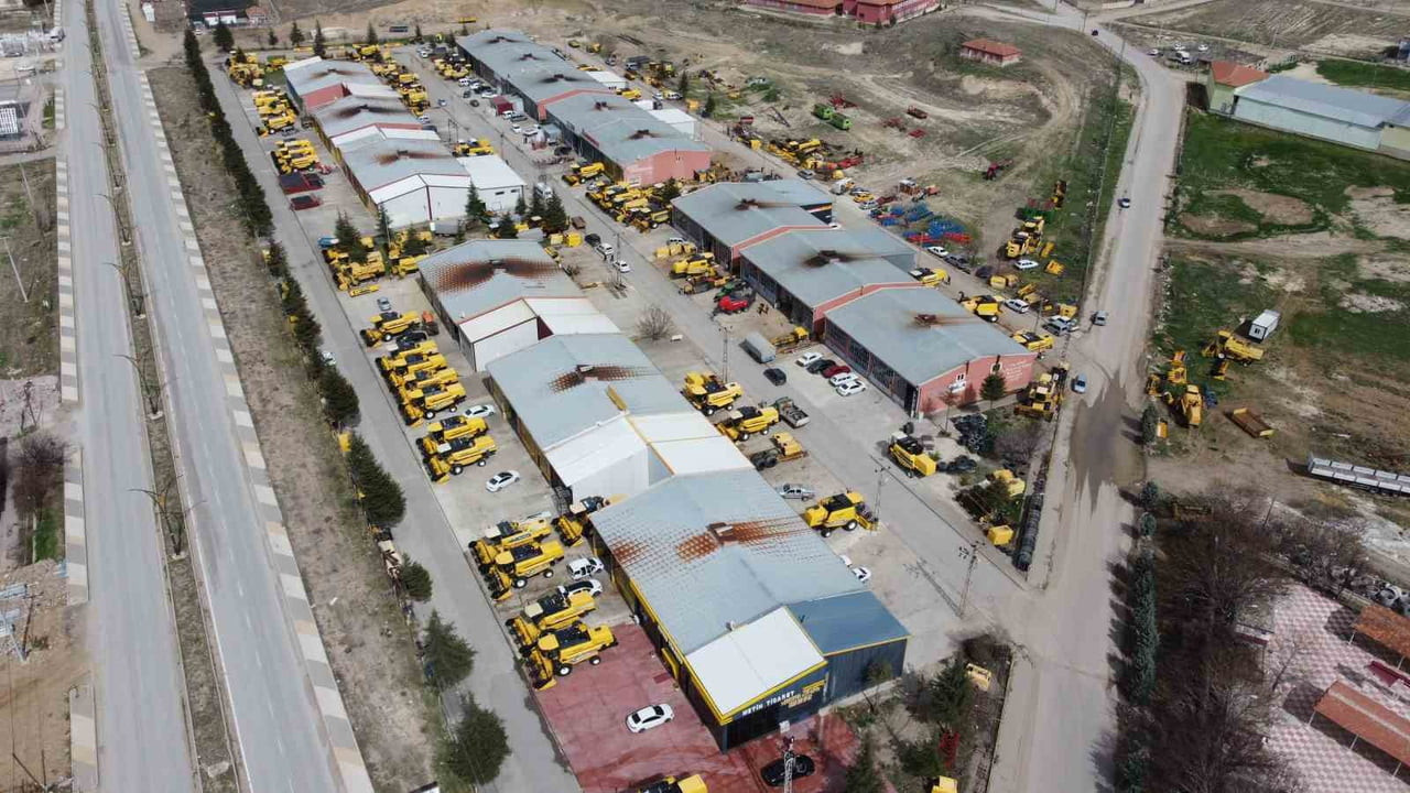 YOZGAT’IN YERKÖY İLÇESİNDE BİÇERDÖVER USTALARI, GÜNEYDOĞU ANADOLU BÖLGESİ’NDE BAŞLAYACAK HASAT...