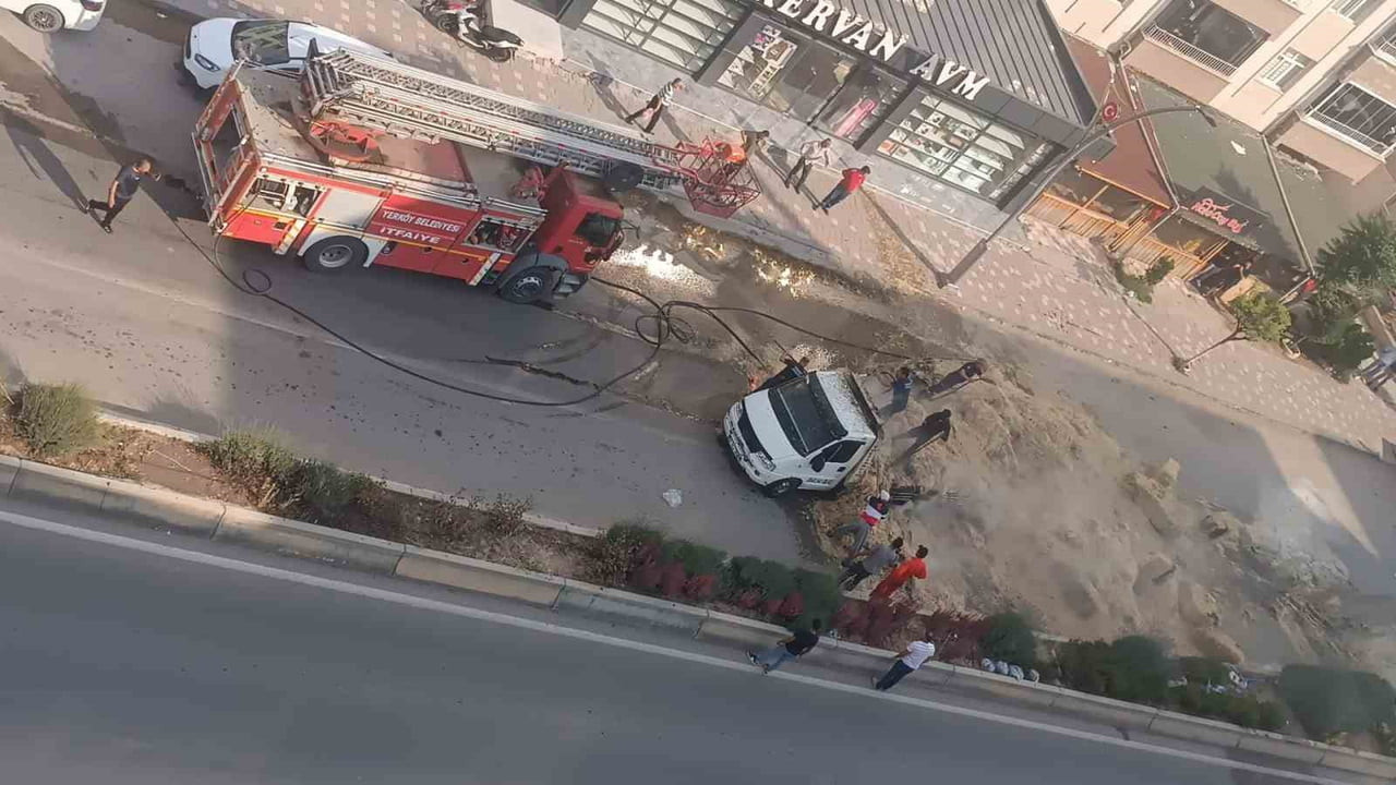 YOZGAT’IN YERKÖY İLÇESİNDE SEYİR HALİNDEKİ SAMAN YÜKLÜ BİR KAMYONETTE ÇIKAN YANGIN ŞEHİRDE KORKU...