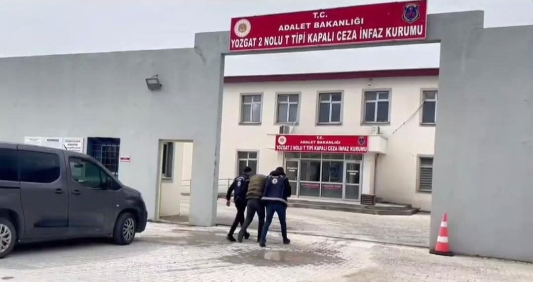 YOZGAT’TA BİR ARAÇTA YAPILAN ARAMADA 3 DÜZENSİZ GÖÇMEN YAKALANDI.