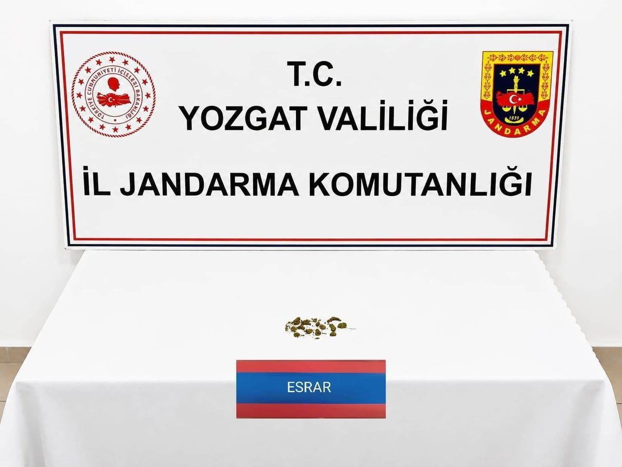 YOZGAT’TA DÜZENLENEN UYUŞTURUCU OPERASYONUNDA ESRAR MADDESİ ELE GEÇİRİLDİ.