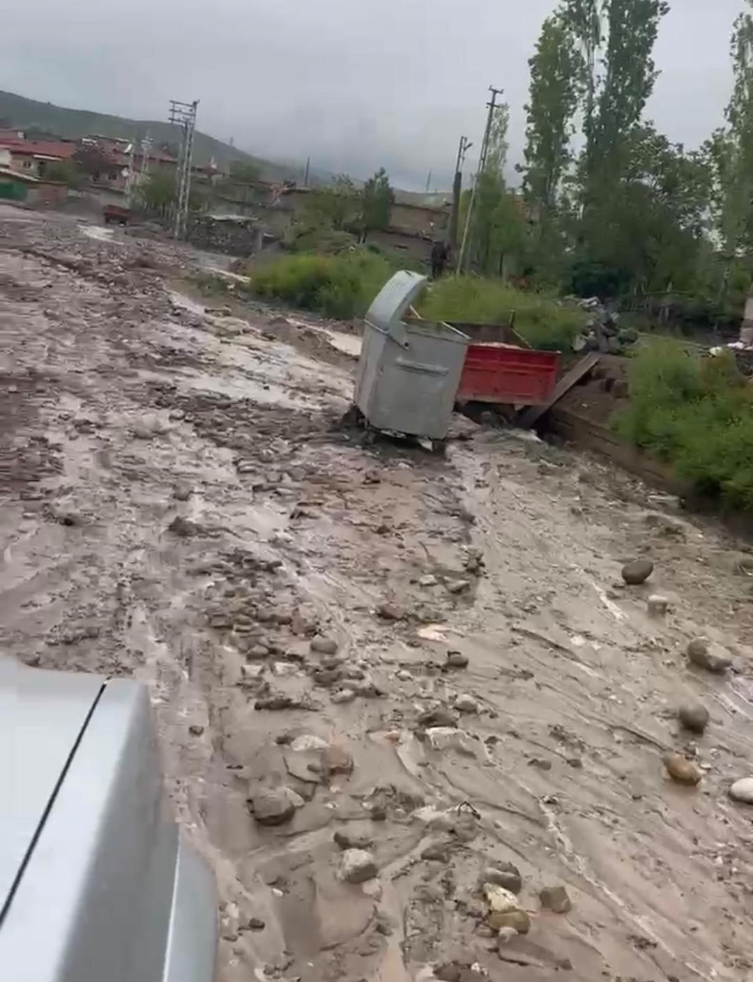 YOZGAT’TA ETKİLİ OLAN ANİ VE ŞİDDETLİ YAĞIŞLARIN ARDINDAN MEYDANA GELEN SEL VE SU BASKINLARI...