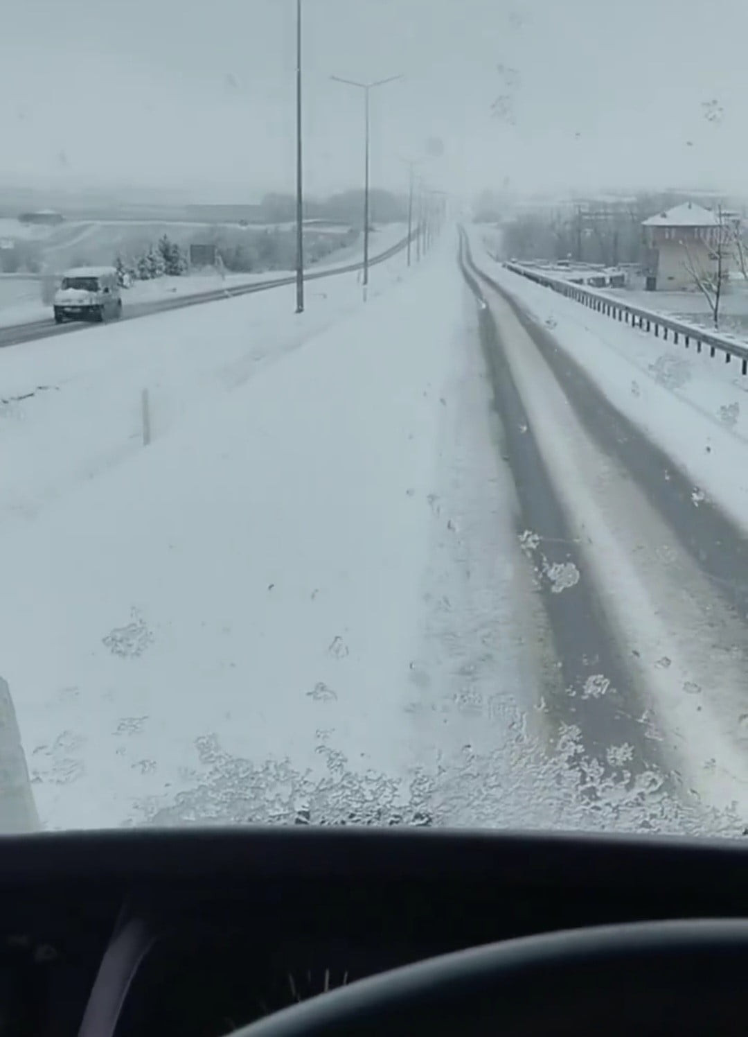 YOZGAT’TA ETKİLİ OLAN KAR YAĞIŞI SONRASI, KARAYOLLARI EKİPLERİ ULAŞIMDA AKSAMA YAŞANMAMASI İÇİN...