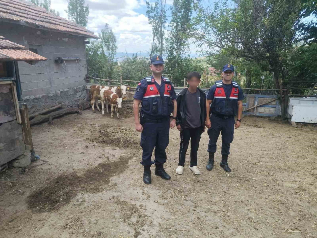 YOZGAT’TA HAYVANLARINI KAYBEDEN ÇİFTÇİNİN YARDIMINA JANDARMA EKİPLERİ KOŞTU. -