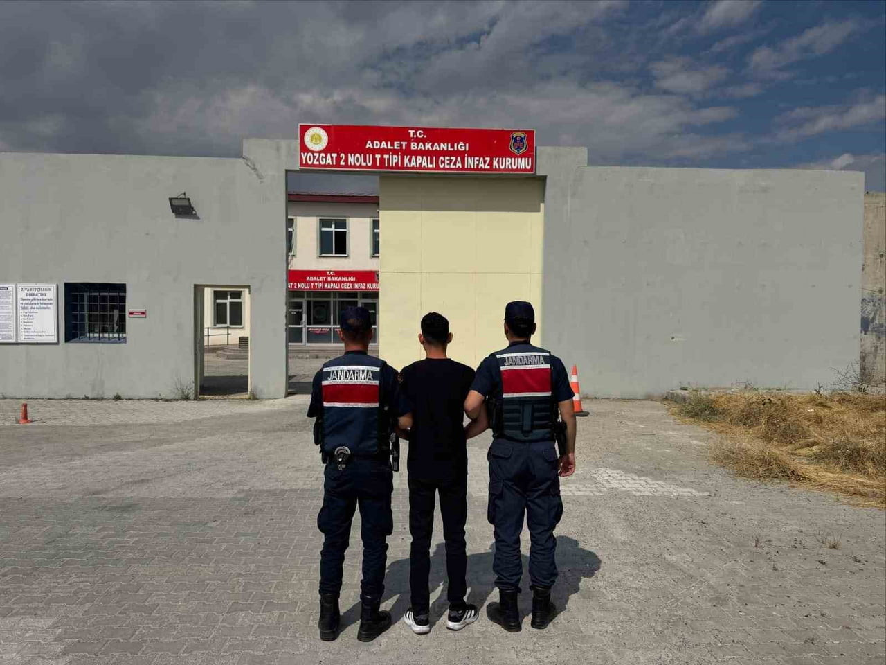 YOZGAT’TA KESİNLEŞMİŞ HAPİS CEZASI BULUNAN FİRARİ HÜKÜMLÜ YAKALANDI.