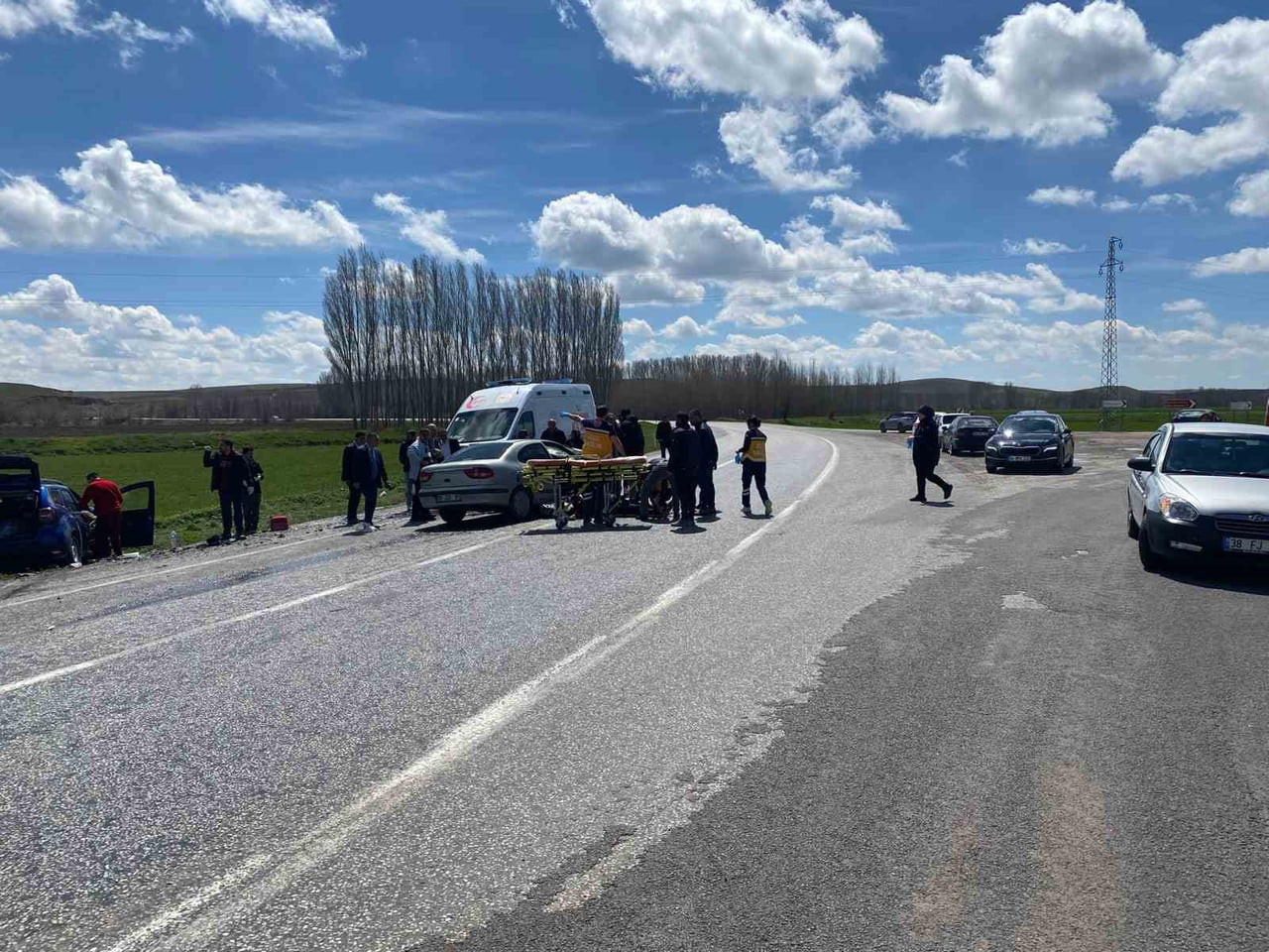 YOZGAT’TA OTOMOBİLLER ÇARPIŞTI, 4 KİŞİ YARALANDI.-