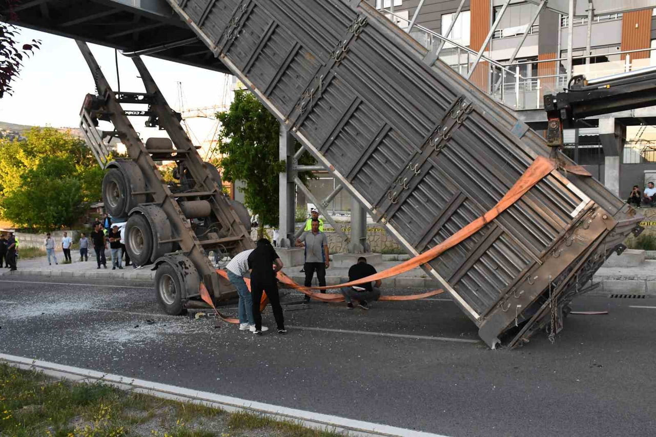 YOZGAT’TA TIRIN DORSESİ ÜST GEÇİDE TAKILI KALDI.-
