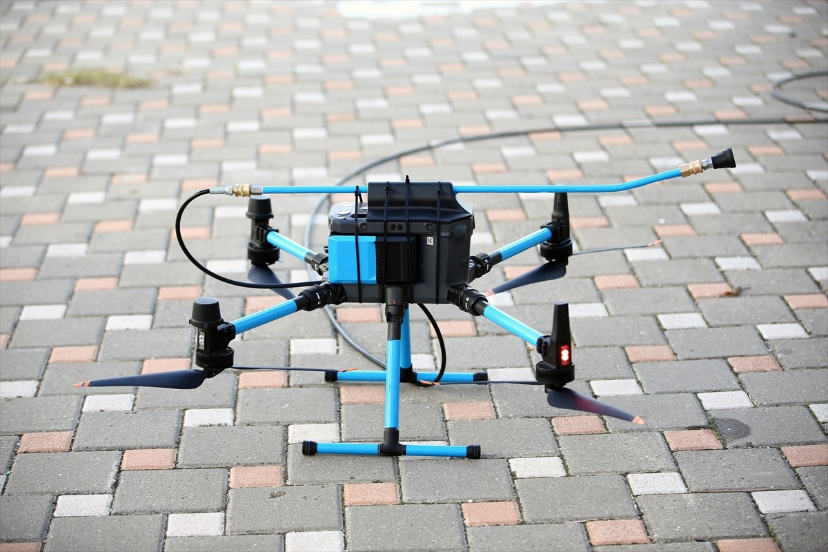 Yüksek katlı binaların dış cepheleri ile ulaşılması güç cam yüzeylerin temizliğinde güvenlik ve...