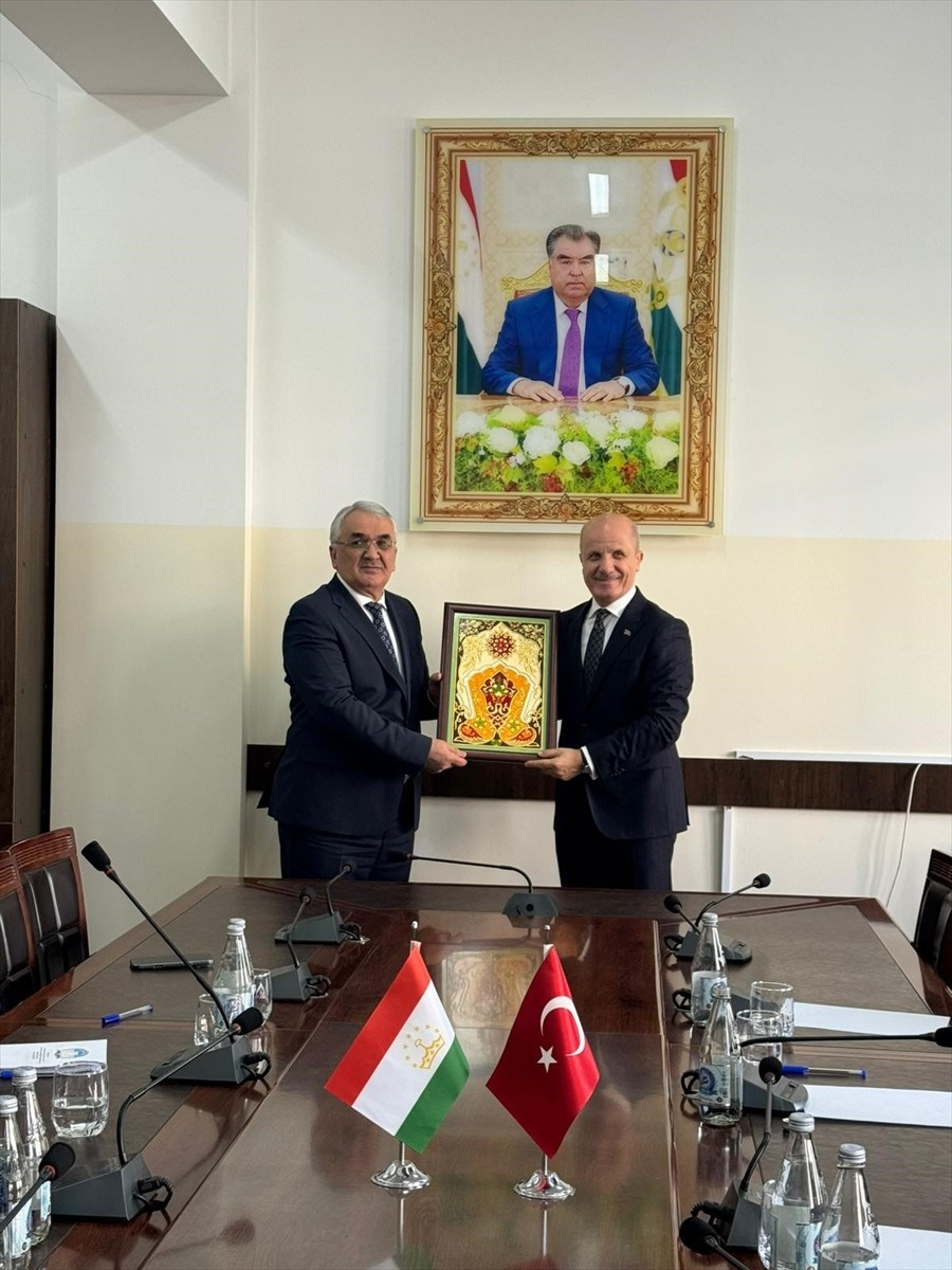 Yükseköğretim Kurulu (YÖK) Başkanı Erol Özvar (sağda), programı kapsamında bulunduğu...