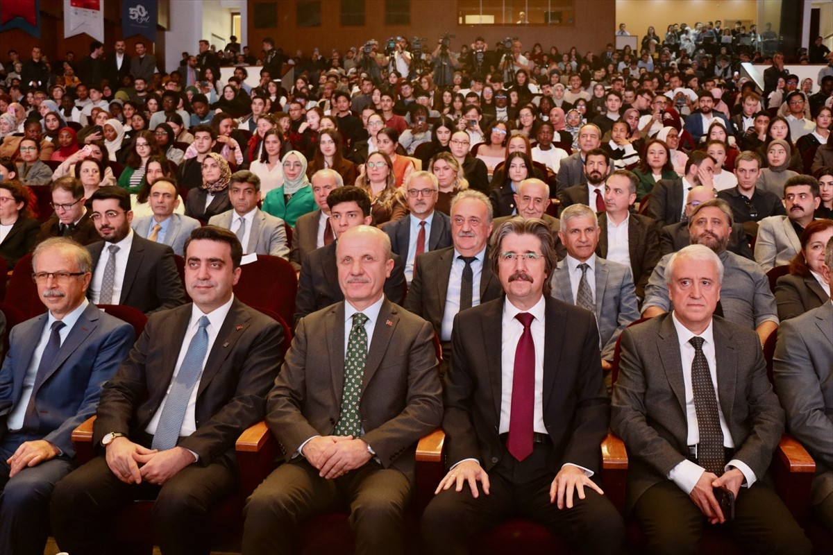 Yükseköğretim Kurulu (YÖK) Başkanı Prof. Dr. Erol Özvar (ortada), Bursa Uludağ Üniversitesi (BUÜ)...