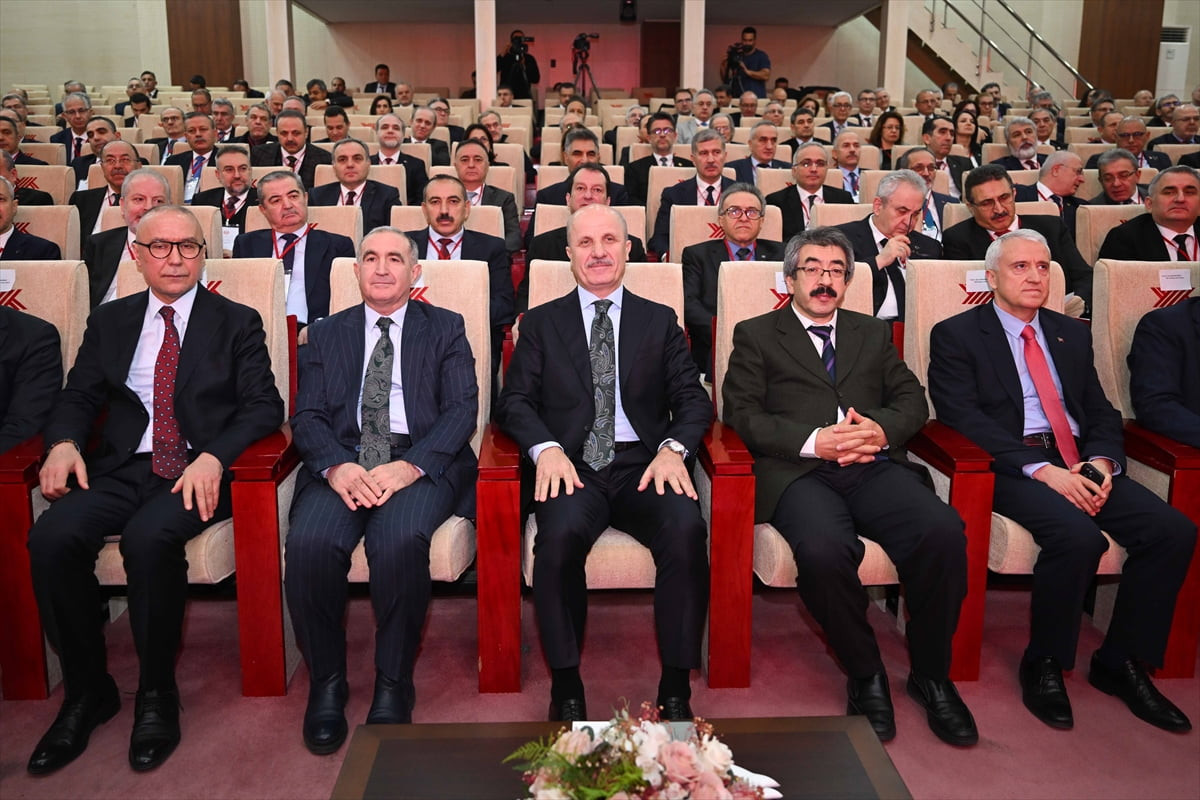 Yükseköğretim Kurulu (YÖK) Başkanı Prof. Dr. Erol Özvar (ortada), rektörlerin katılımıyla YÖK...