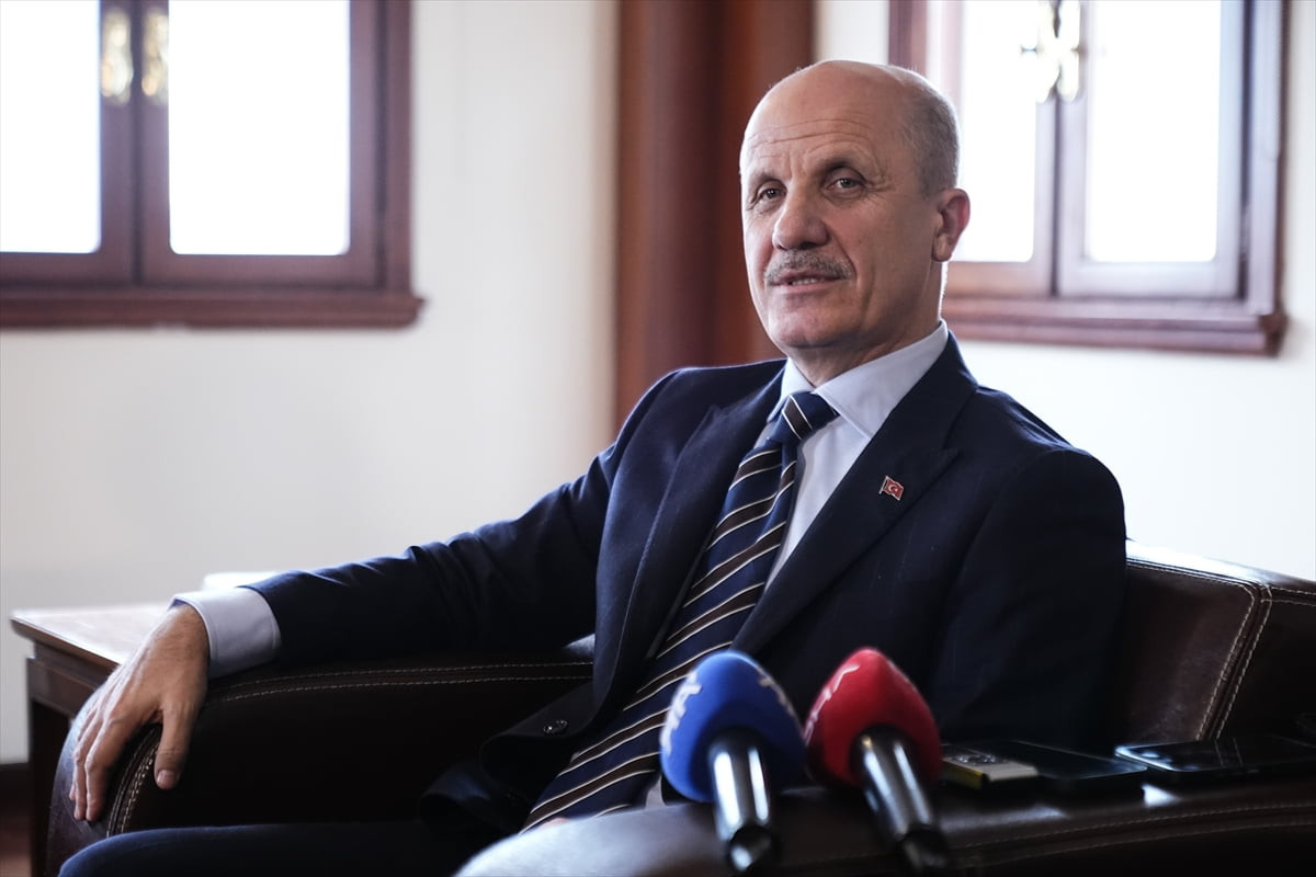 Yükseköğretim Kurulu (YÖK) Başkanı Prof. Dr. Erol Özvar (sağda), Fatih Sultan Mehmet Vakıf...