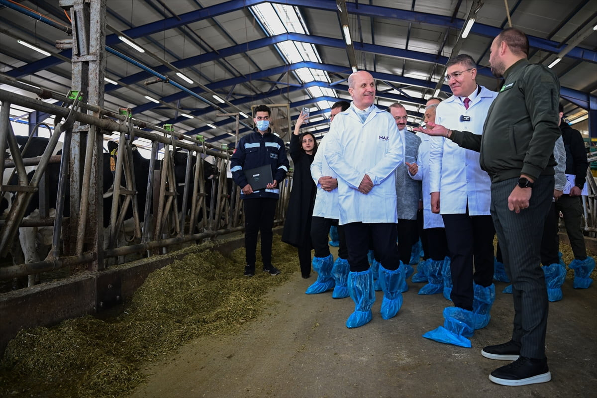Yükseköğretim Kurulu (YÖK) Başkanı Prof. Dr. Erol Özvar (solda), Burdur Mehmet Akif Ersoy...