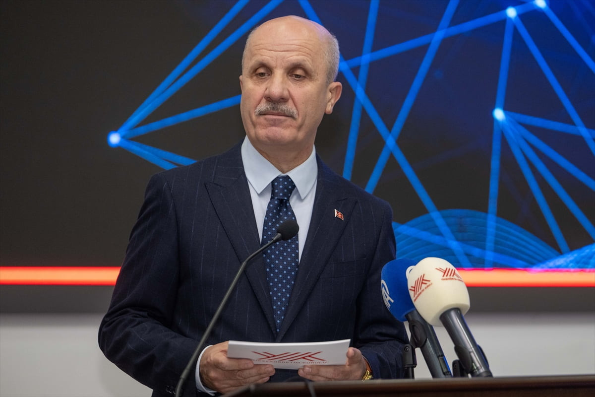 Yükseköğretim Kurulu (YÖK) Başkanı Prof. Dr. Erol Özvar, YÖK Konferans Salonu'nda iş yerinde yeni...