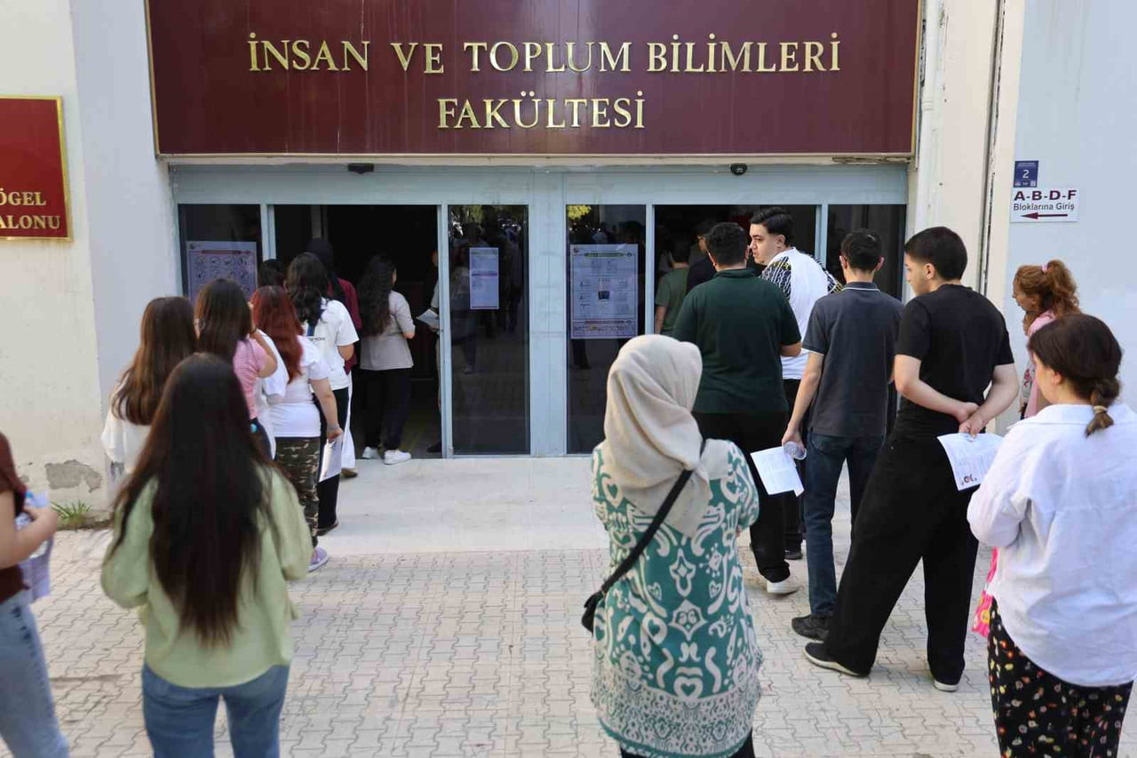 YÜKSEKÖĞRETİM KURUMLARI SINAVI’NIN (YKS) İKİNCİ OTURUMU ALAN YETERLİLİK TESTİ (AYT) ÜLKE GENELİNDE...