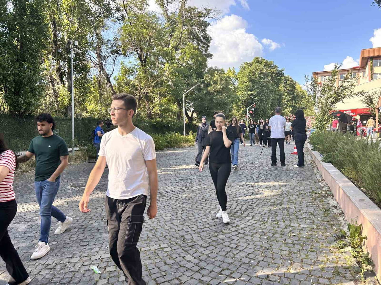 YÜKSEKÖĞRETİM KURUMLARI SINAVI’NIN (YKS) ÜCÜNCÜ VE SON OTURUMU OLAN YABANCI DİL TESTİ (YDT) SAAT...