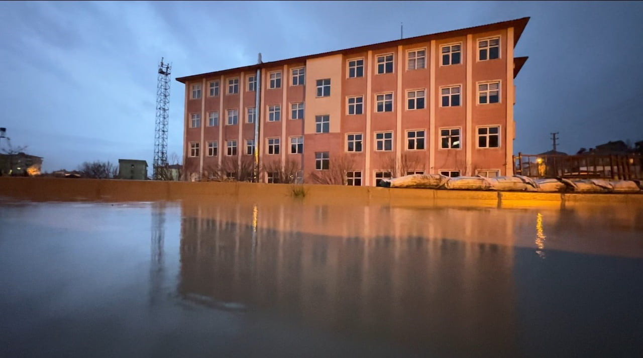 YÜKSEKOVA İLÇESİNDE ETKİLİ OLAN ŞİDDETLİ SAĞANAK, HAYATI OLUMSUZ ETKİLERKEN, ESENYURT...