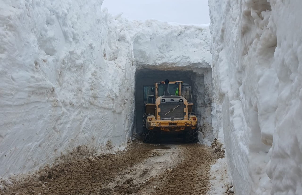 YÜKSEKOVA İLÇESİNDE YÜKSEK RAKIMDA EKİPLERİN KAR TEMİZLEME ÇALIŞMALARI ARALIKSIZ DEVAM...