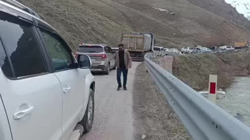 Yüksekova-Van kara yolunda heyelan ulaşımı aksattı