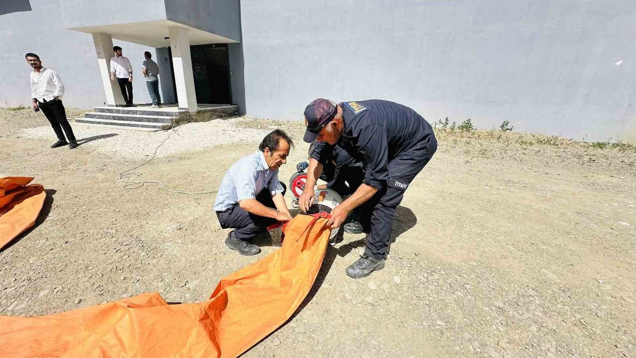 Yüksekova’da çatıya çıkan genci, belediye başkanı ve polis ekipleri ikna etti