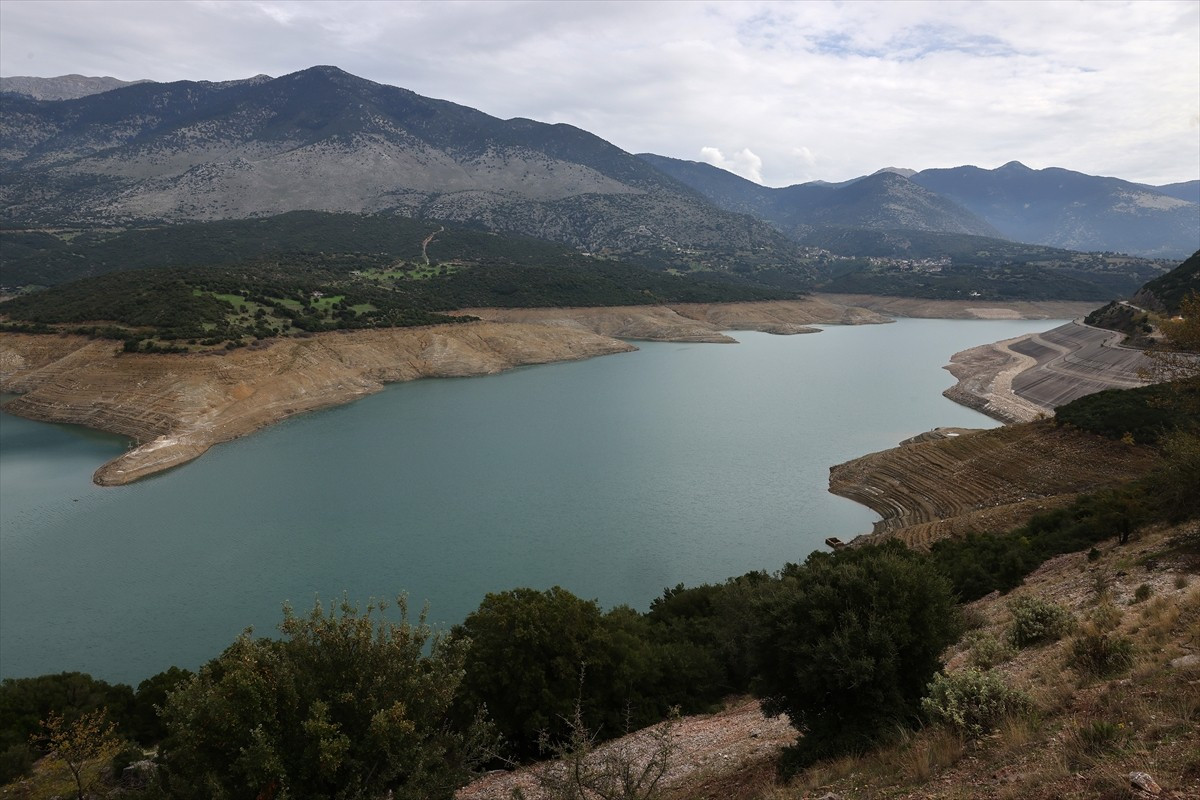 Yunanistan genelinde su sıkıntısı giderek artarken ülkede giderek derinleşen susuzluk sorunu en...