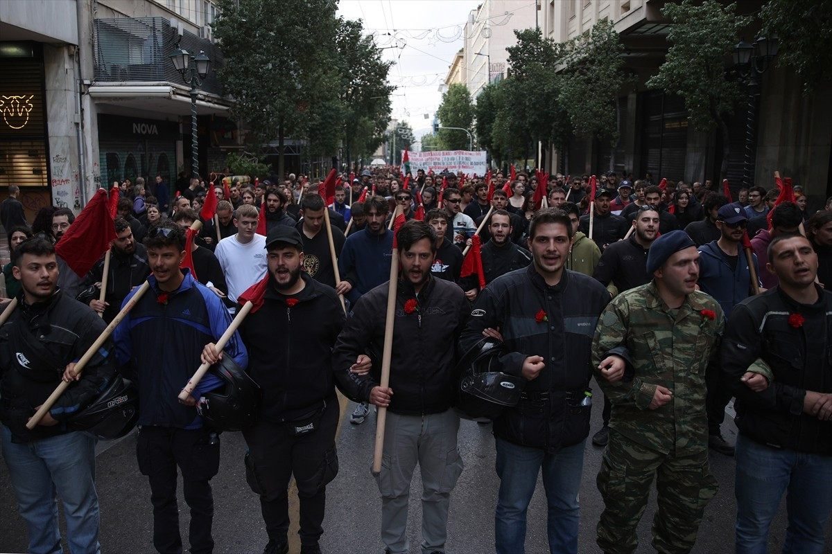 Yunanistan'da 1967-1974 yıllarında hakim olan cunta rejimine karşı direnişin tetikleyicisi ve...