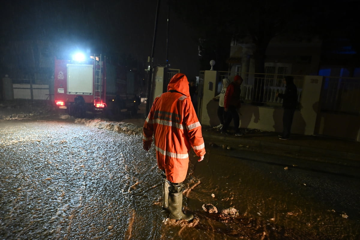 Yunanistan'da olumsuz hava koşulları nedeniyle 2 kişinin hayatını kaybettiği bildirildi. Yunan...