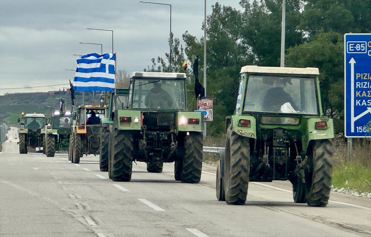 Yunanistan'daki çiftçi eylemleri, Türkiye tarafında tır trafiğini olumsuz etkilemeyi sürdürüyor....