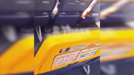 Yunanistan'dan Almanya'ya giden yolcu uçağında motordan kopan bir parça kabindeki camı kırdı....