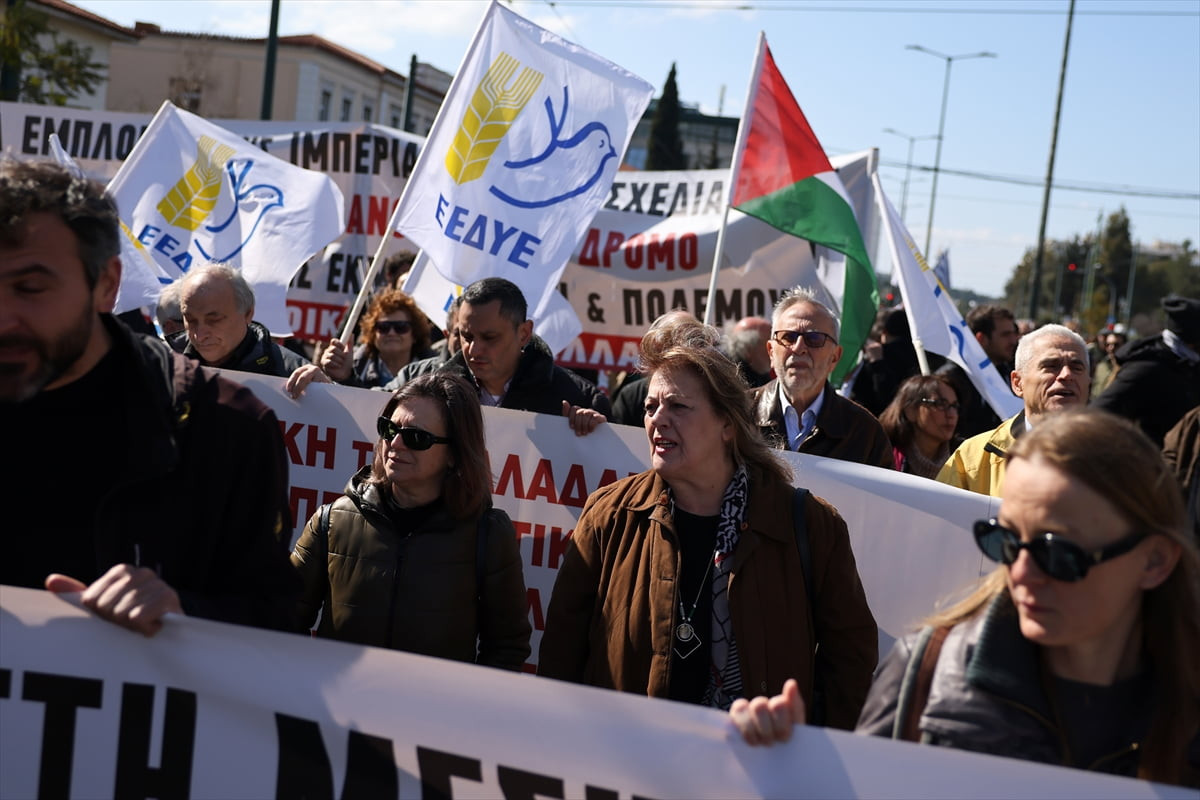 Yunanistan'ın başkenti Atina'da ABD ile İsrail'in İran'a düzenlediği saldırılar yürüyüşle protesto...