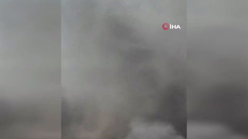 Yunanistan'ın başkenti Atina'nın kuzeyinde bir yedek parça tesisinde çıkan yangında 2'si ağır 4...